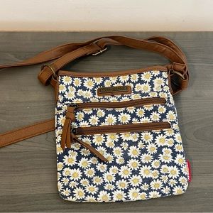 UNION BAY DAISY PRINT PURSE
CROSS BODY LIGHTWEIGHT
CANVAS